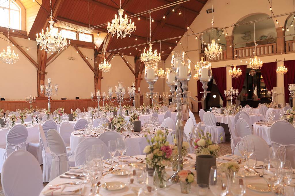 Hochzeitsdekoration Reithalle in Gut Sonnenhausen von Eventdecor