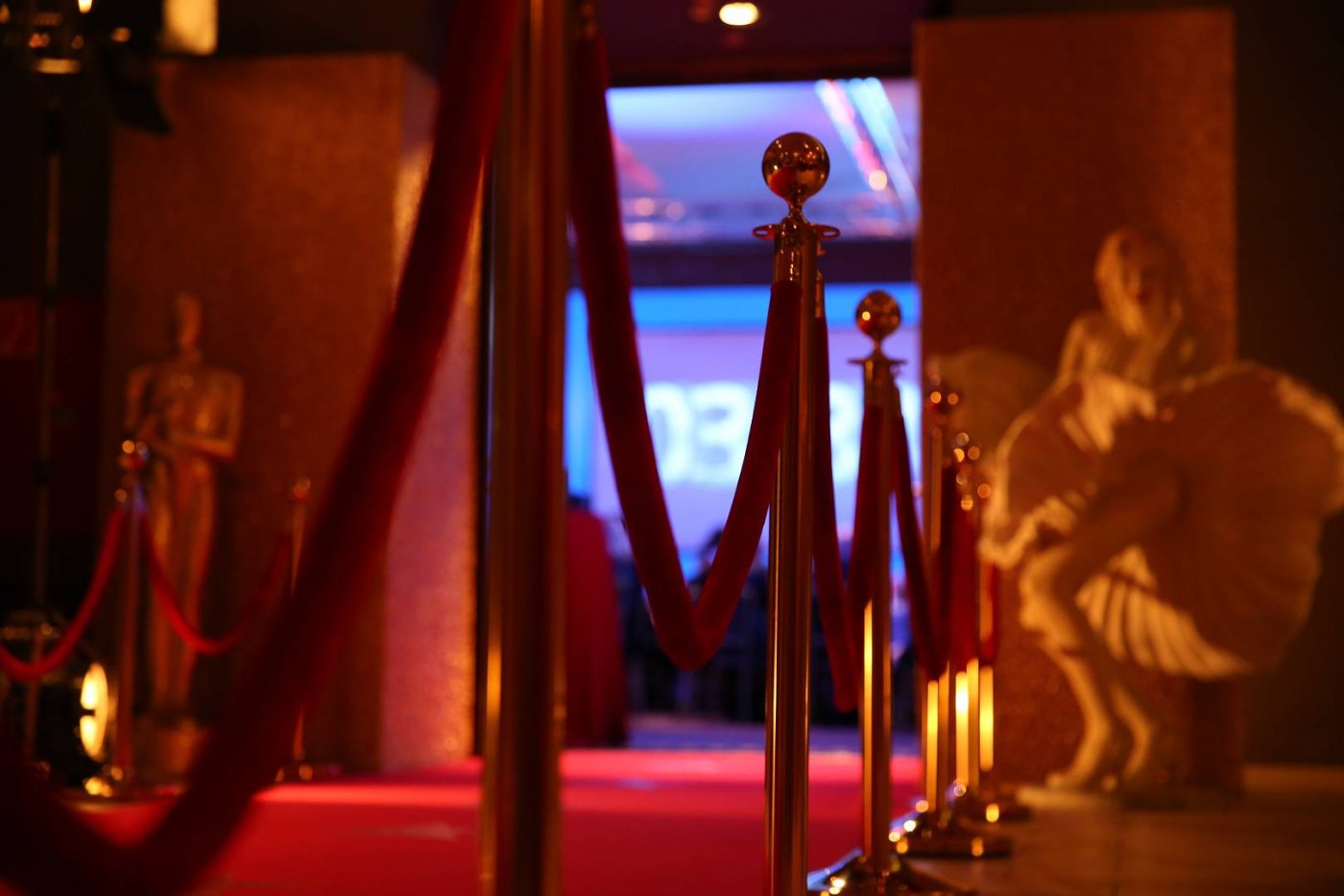 der-rote-teppich-dekoration-hollywood-film-musik-filmfiguren-regiestuhl-mieten-pflanzen-mieten-dekoration-mieten-ausleihen-eventausstattung-partyausstattung-eventdekoration-lounge-moebel